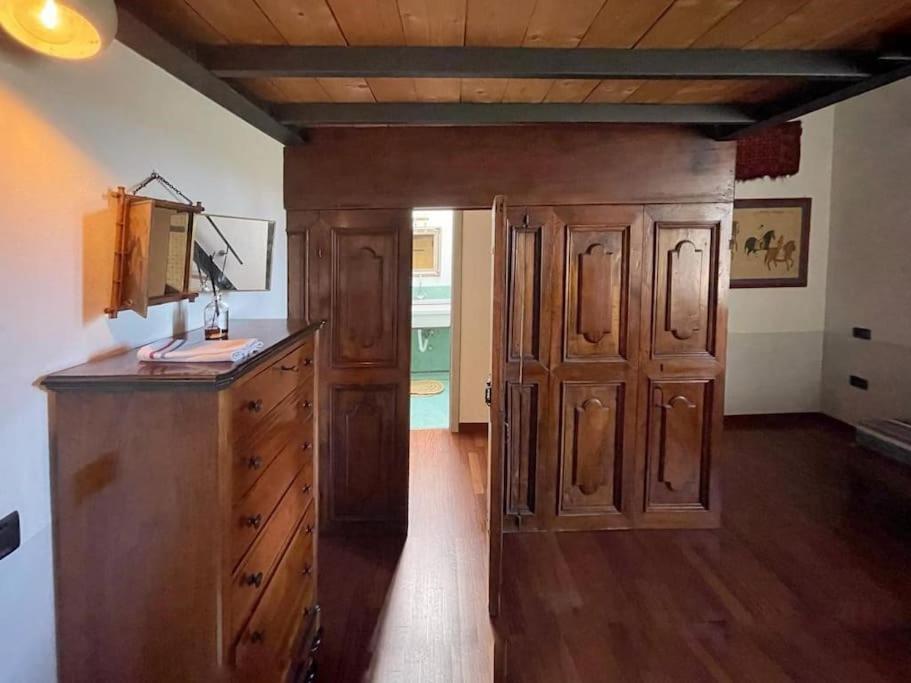 - une cuisine avec des placards en bois et une commode dans la chambre dans l'établissement Casa Gastone, à Rimini