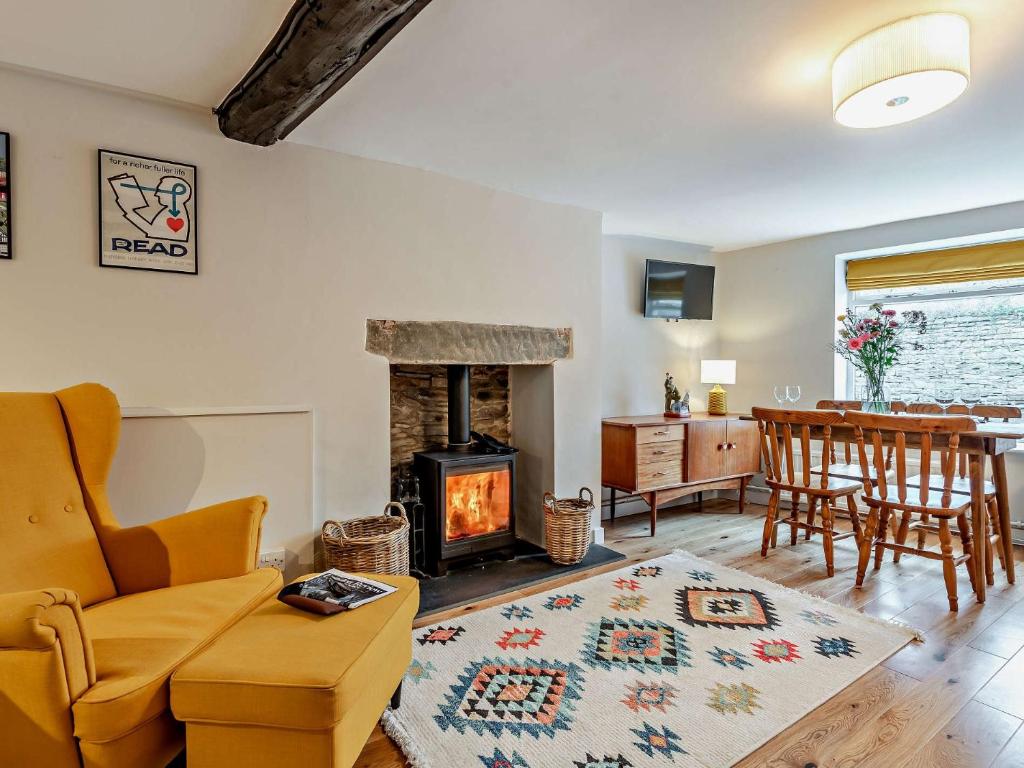 sala de estar con chimenea y comedor en 2 Bed in Hay-on-Wye 91484 en Hay-on-Wye