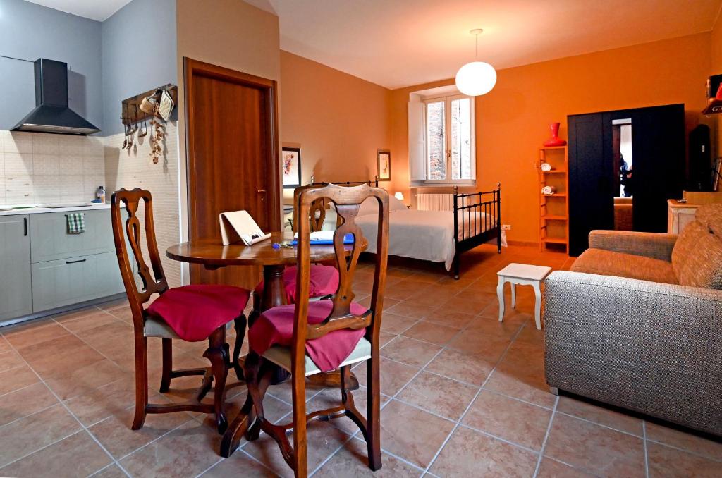 韋爾切利的住宿－COZY PLACE 10，厨房以及带桌椅的起居室。
