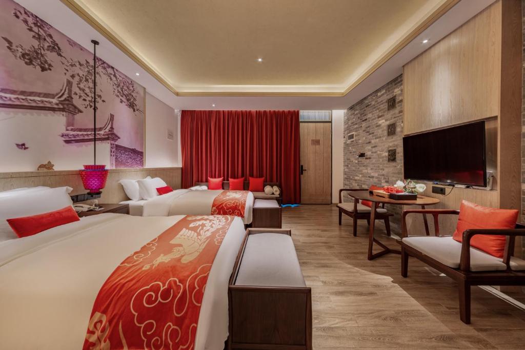 Postel nebo postele na pokoji v ubytování Shenzhen OCT Gankeng Ancient Town Phoenix Hakka Hotel
