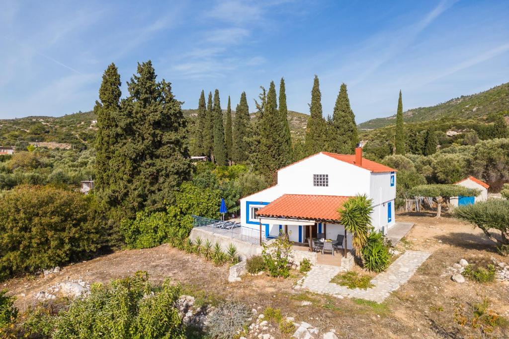 een luchtzicht op een wit huis met een oranje dak bij Holiday house with sea view and private garden in Samos