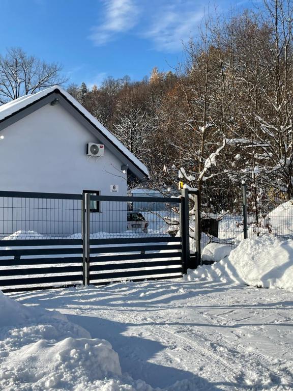 Domek Ale Fajnie - taras z widokiem na góry v zime