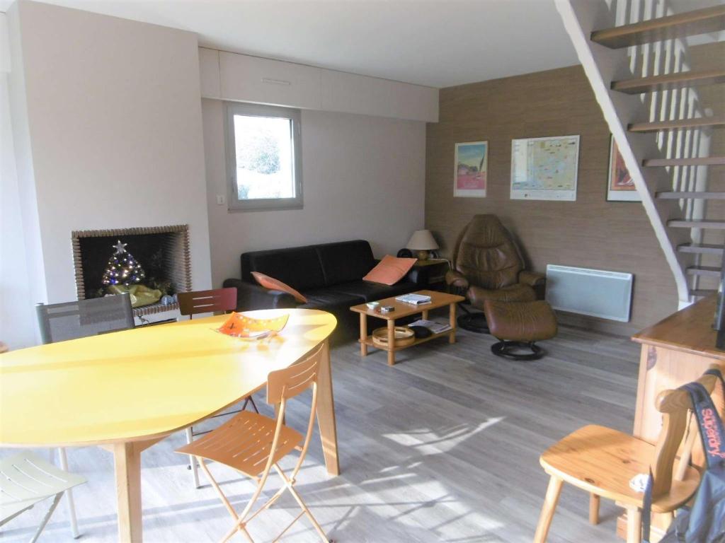 un salon avec un canapé et une table dans l'établissement Maison 3 pièces 4 personnes - LAORA, à Sarzeau