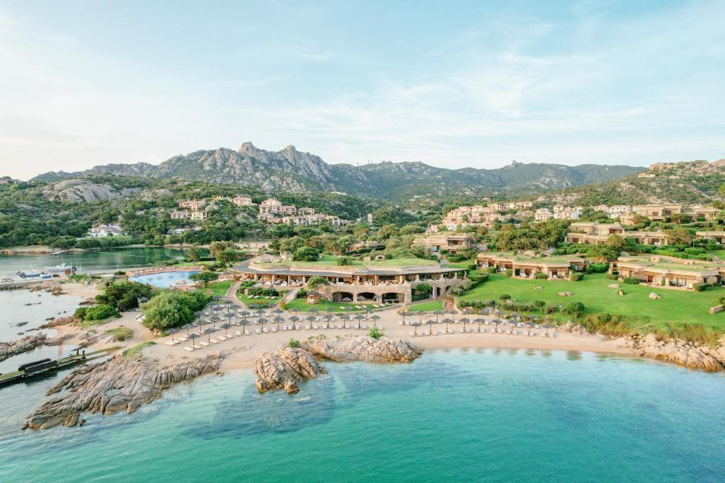 eine Luftansicht eines Resorts am Strand in der Unterkunft Hotel Pitrizza, Costa Smeralda in Porto Cervo