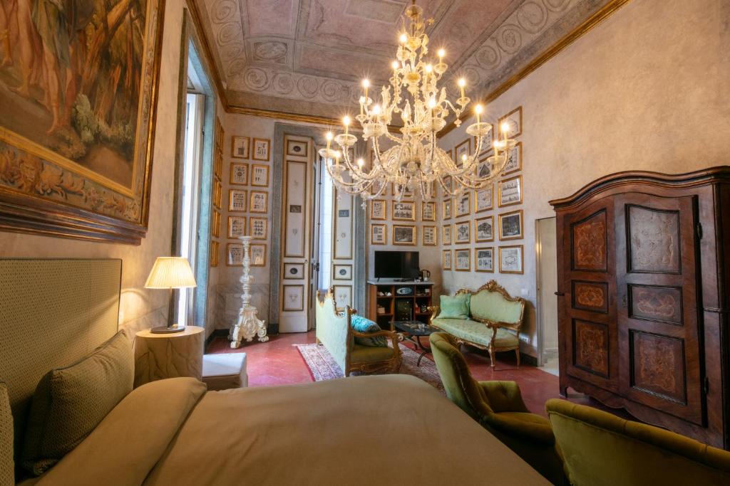 TV a/nebo společenská místnost v ubytování Palazzo Doria Napoli