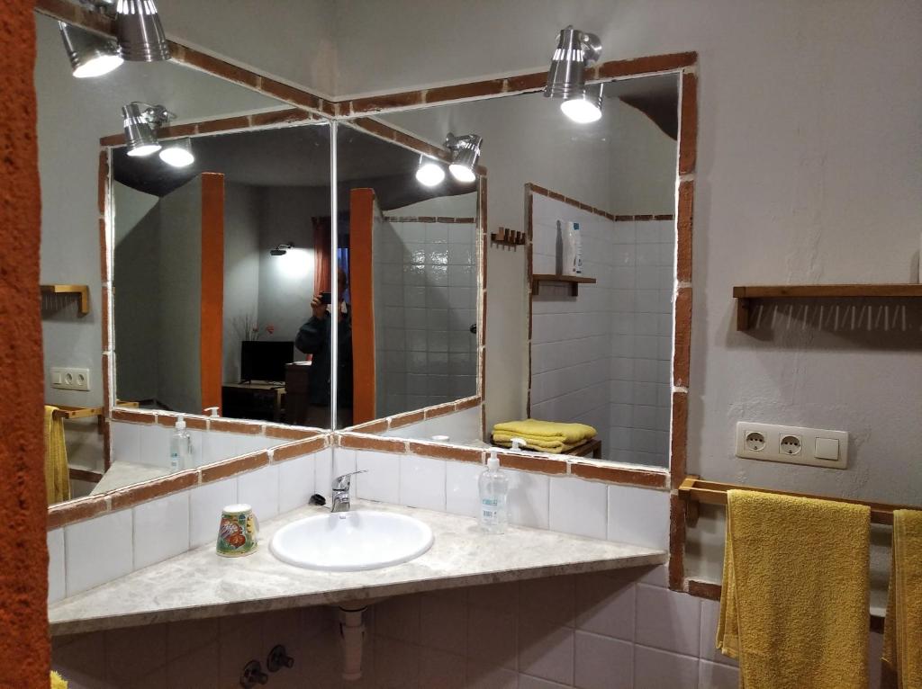 A bathroom at La Venta de las Estrellas Casas Rurales