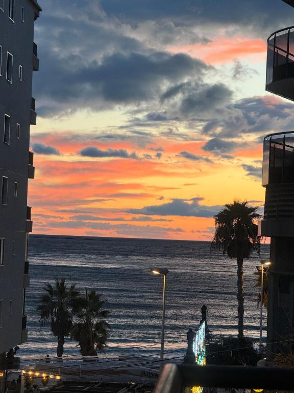 a sunset view of the ocean from a building at Apartamento Calpe in Calpe