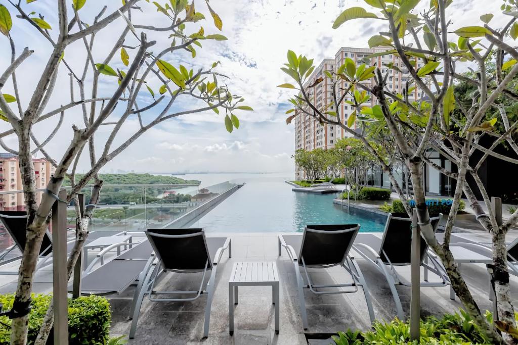 un patio con sillas y vistas al río en Urban Suites @ Penang, en Jelutong