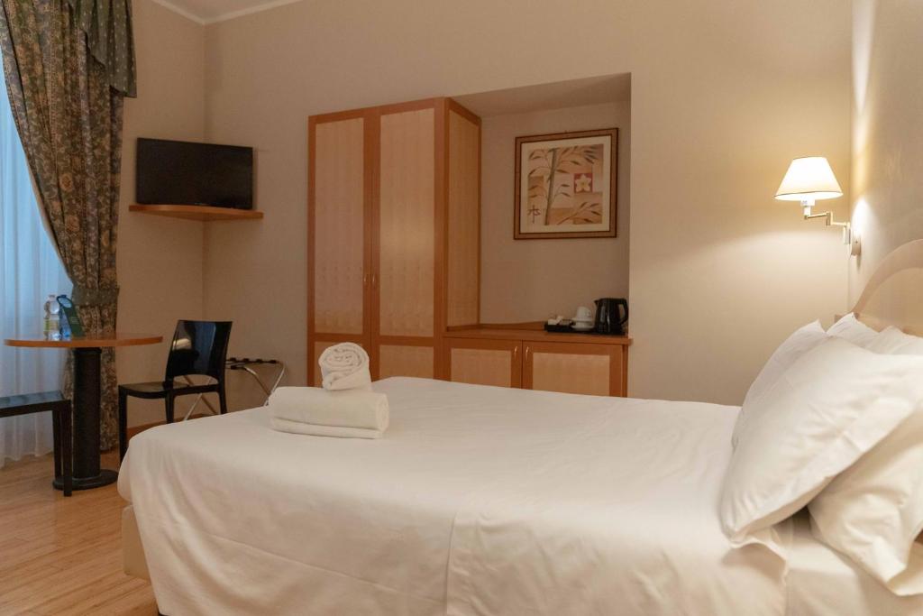 Postel nebo postele na pokoji v ubytování Hotel Bologna