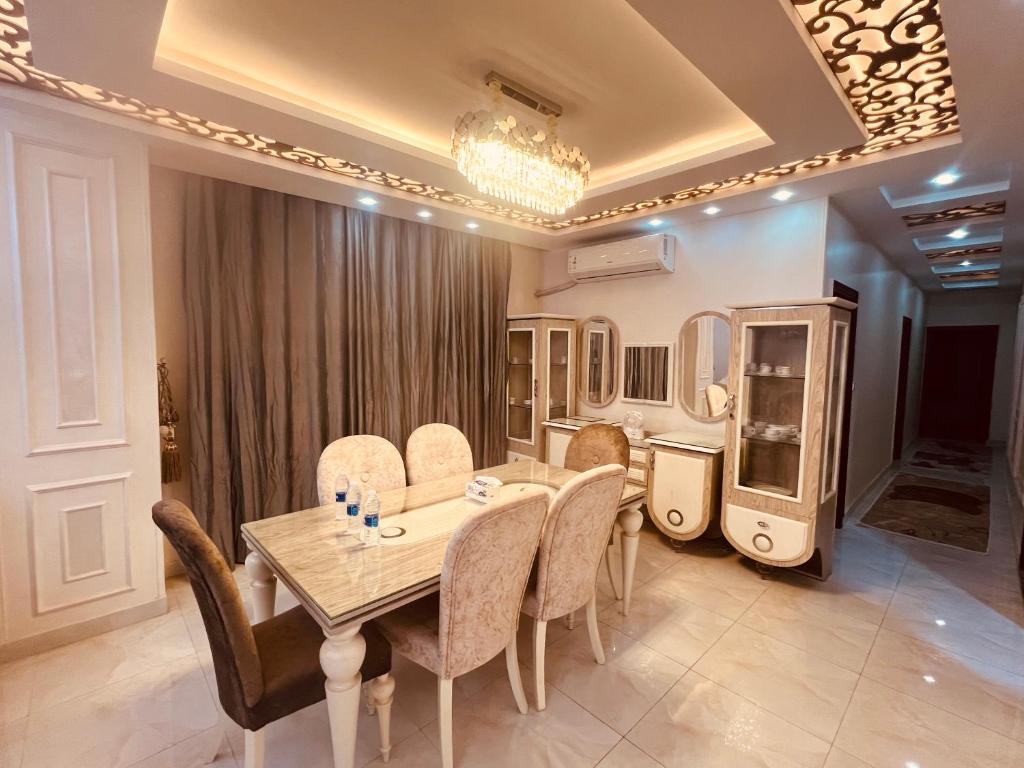 - une salle à manger avec une table et des chaises dans l'établissement برج الولاء بالغشام شقة فندقية Vip, à Manshīyat as Sādāt