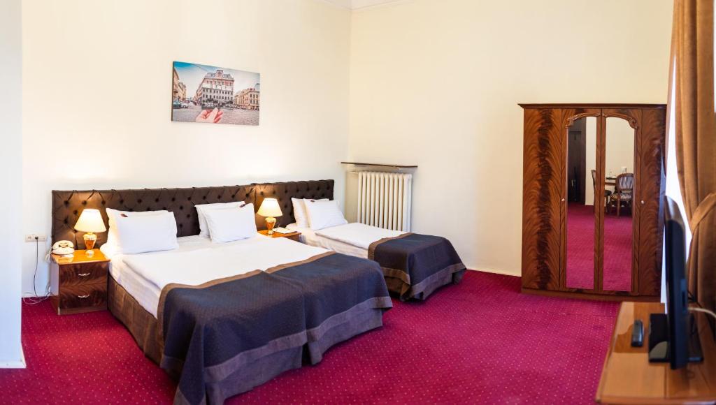 Postel nebo postele na pokoji v ubytování George Hotel