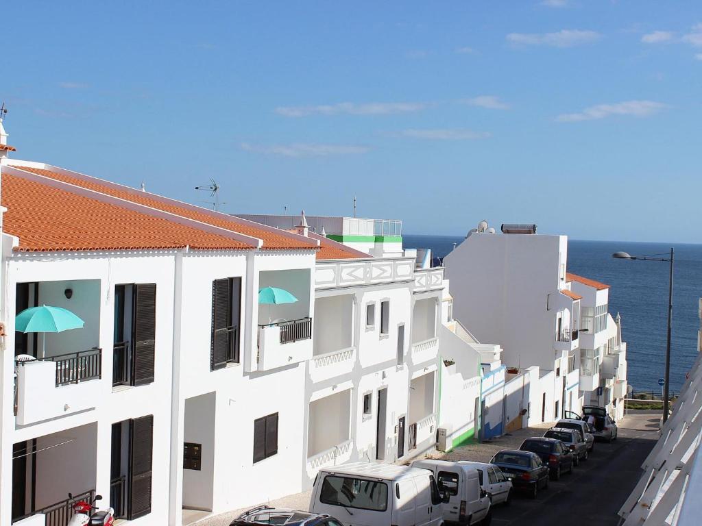 アルブフェイラにあるAlbufeira Apartmentsの海辺の通り並ぶ建物