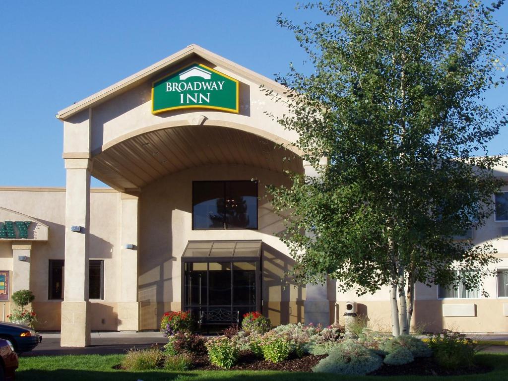 a building with a sign that reads brooklyn inn at Broadway Inn Conference Center in Missoula