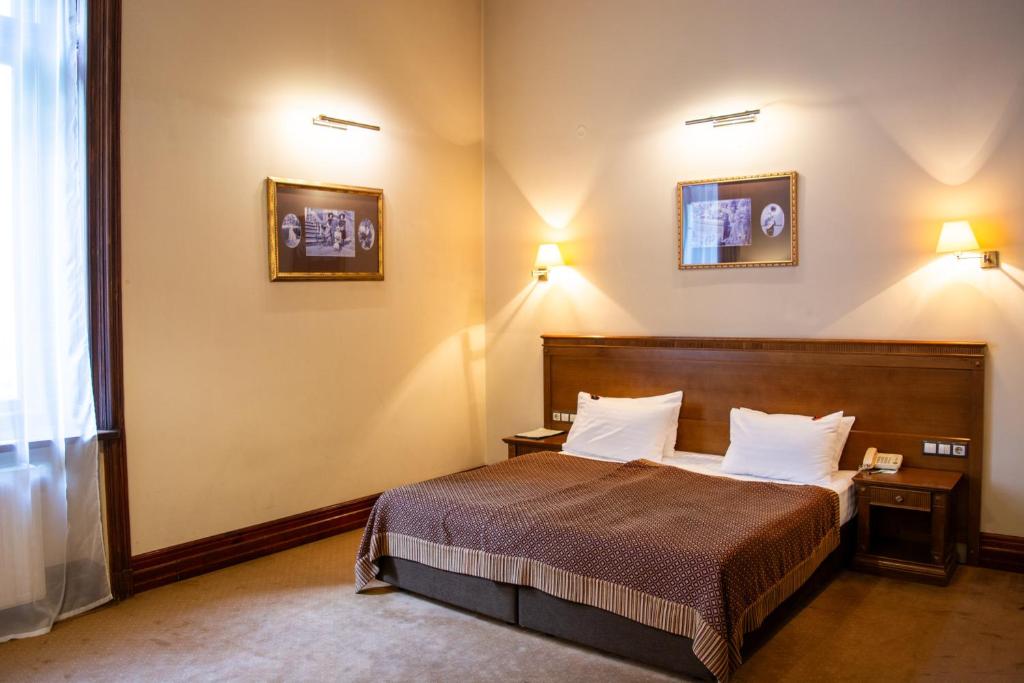Postel nebo postele na pokoji v ubytování George Hotel