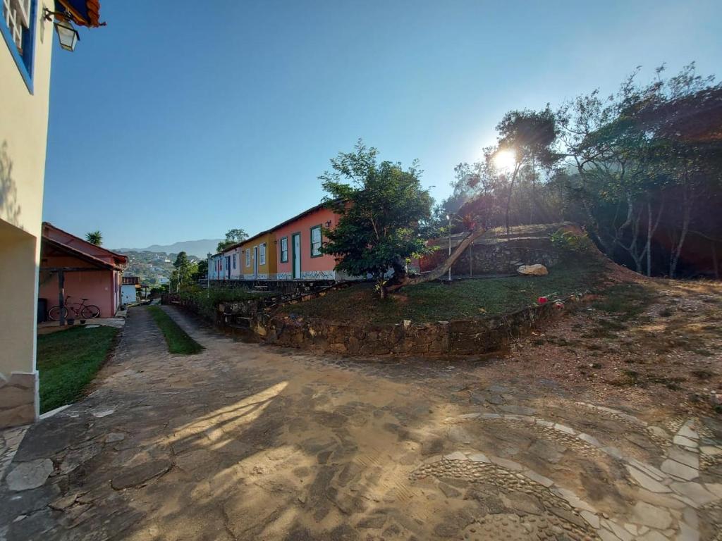 uma casa numa colina com uma luz de rua em Pouso de Santana em Tiradentes