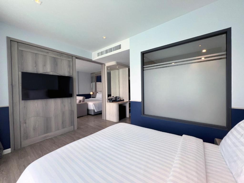 Postel nebo postele na pokoji v ubytování Seabed Grand Hotel Phuket - SHA Extra Plus