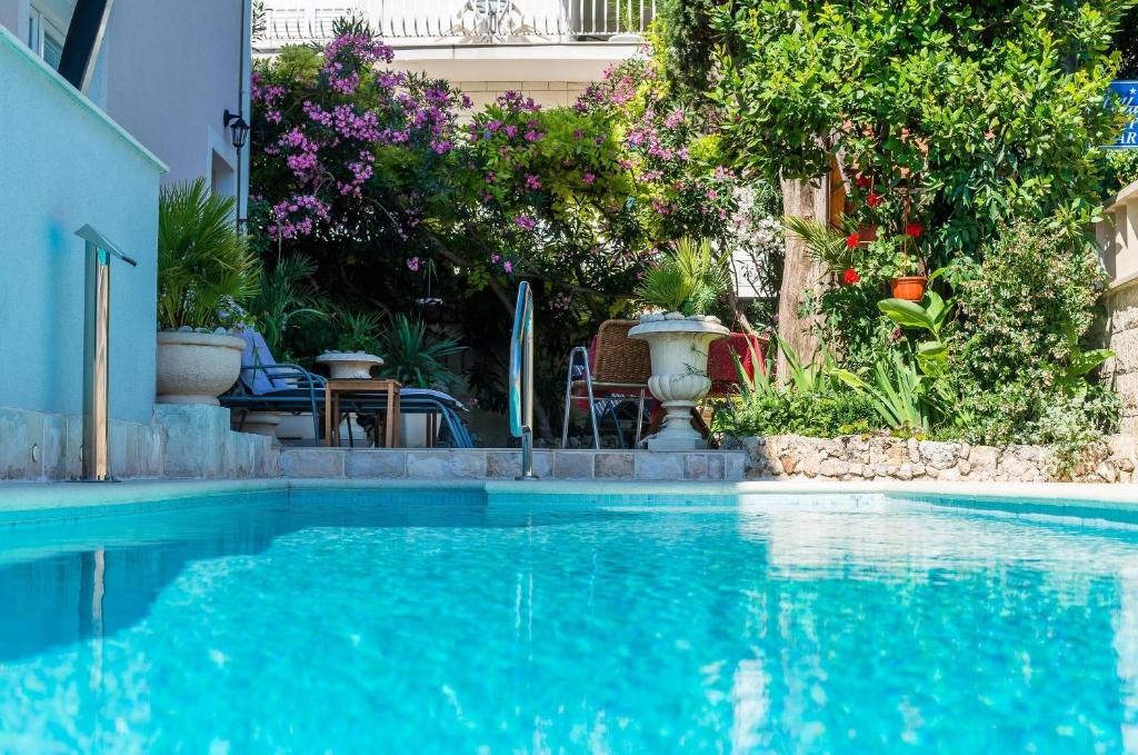 Bazén v ubytovaní Apartments Villa Aura - Adult Only alebo v jeho blízkosti