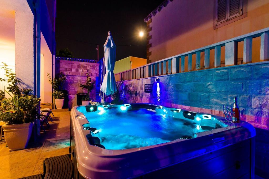 Bazén v ubytovaní Apartments Villa Aura - Adult Only alebo v jeho blízkosti