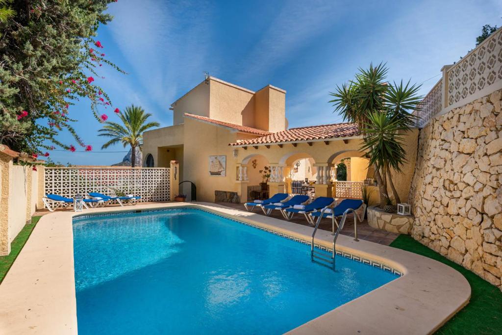 een zwembad voor een huis bij Villa Aloe - PlusHolidays in Calpe