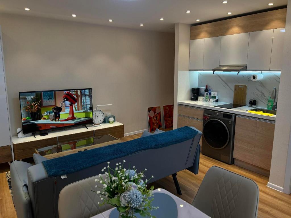 uma cozinha e sala de estar com um sofá e uma mesa em Comfy and simple apartment em Ulan Bator