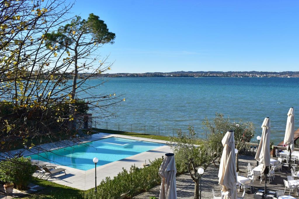 Bazén v ubytování Villa Pioppi Hotel nebo v jeho okolí