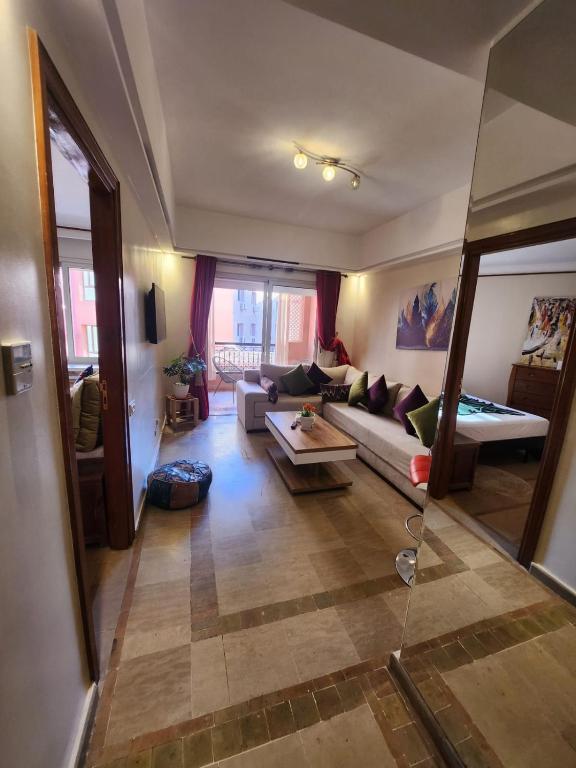 een woonkamer met een bank en een tafel bij Appartement Patio centre Gueliz in Marrakesh