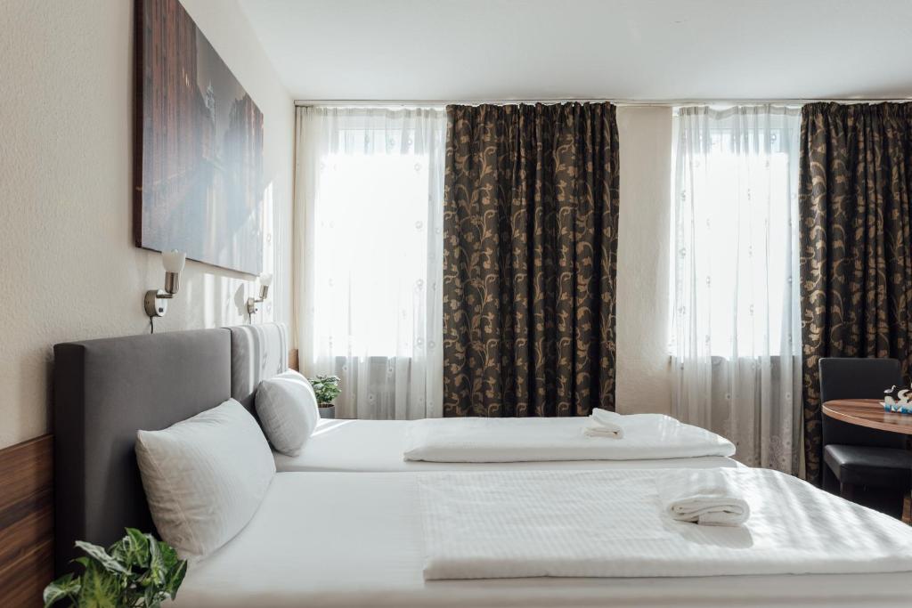 Hotel Hanseat Hamburg - Free Parking - Resim 17