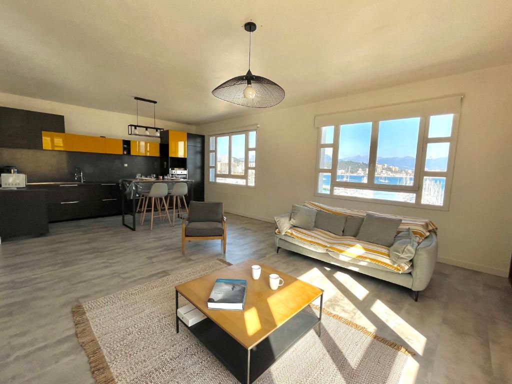 un salon avec un canapé et une table dans l'établissement Appartement centre ville Cours Napoléon AJACCIO, à Ajaccio