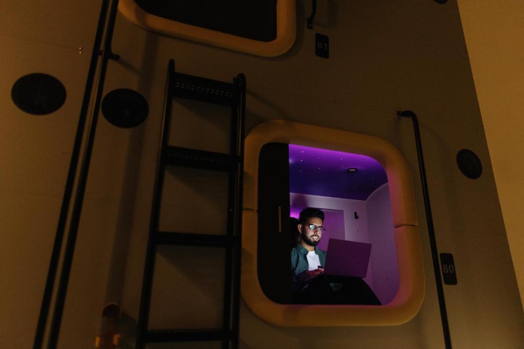 TV a/nebo společenská místnost v ubytování Capsule Hotel Constellation 89