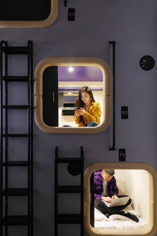 Palanda nebo palandy na pokoji v ubytování Capsule Hotel Constellation 89