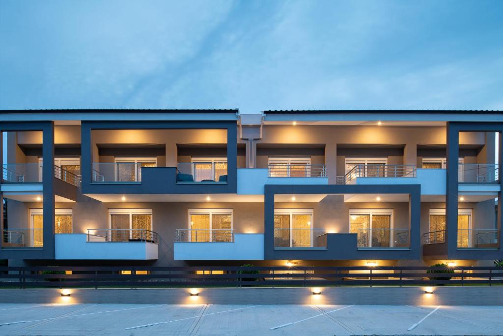 un immeuble d'appartements avec une piscine en face dans l'établissement Sithonia Suites Luxury Apartments, à Nikiti