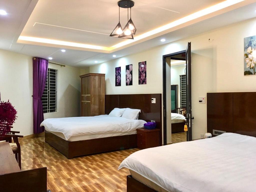 薩帕的住宿－Hương Hottel，酒店客房,设有两张床和镜子