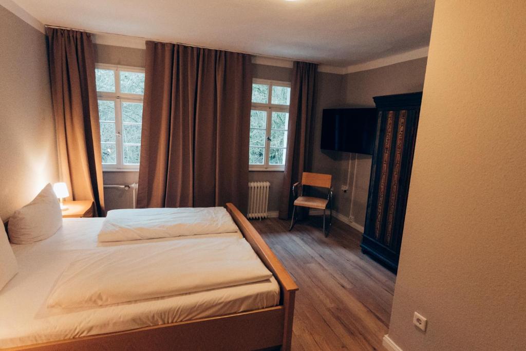 Postel nebo postele na pokoji v ubytování Gasthof Hotel zur Post