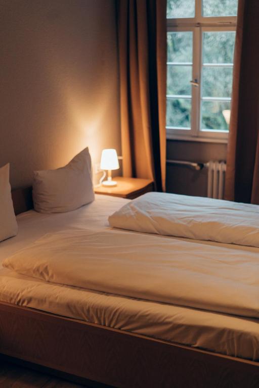 Postel nebo postele na pokoji v ubytování Gasthof Hotel zur Post