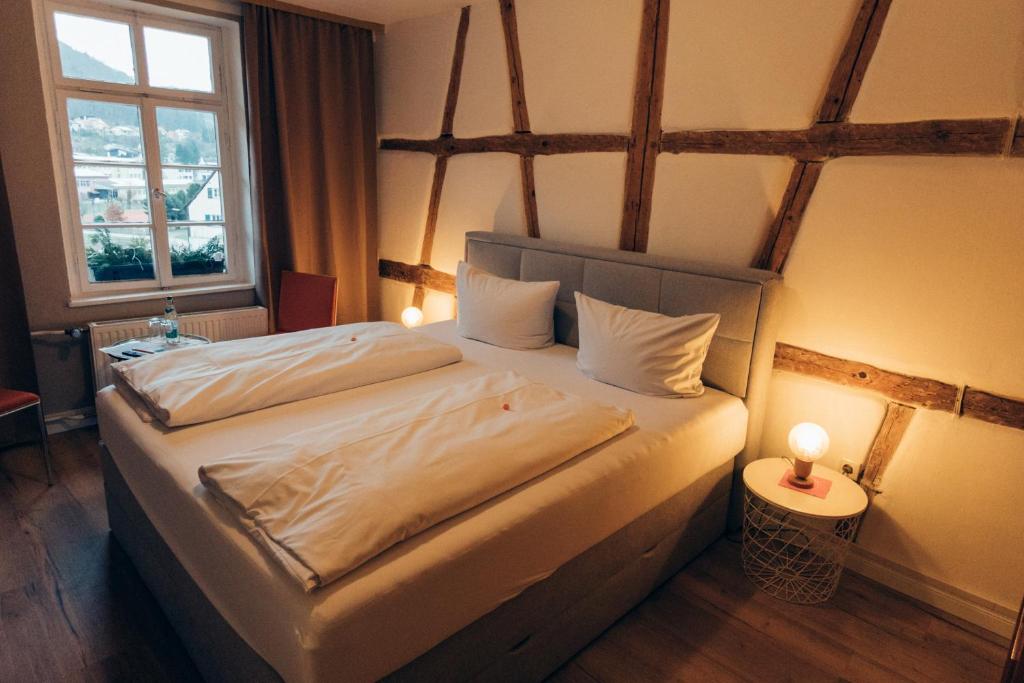 Postel nebo postele na pokoji v ubytování Gasthof Hotel zur Post