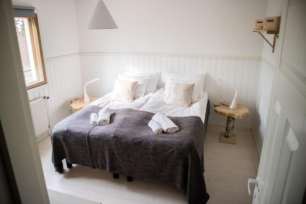 Una cama o camas en una habitación de Luxury for two in Tahlo with lakeside sauna