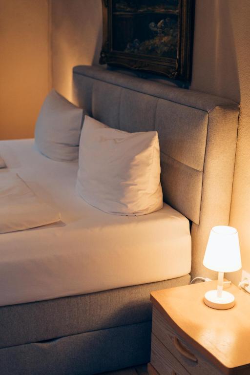 Postel nebo postele na pokoji v ubytování Gasthof Hotel zur Post