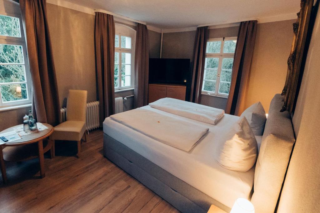 Postel nebo postele na pokoji v ubytování Gasthof Hotel zur Post