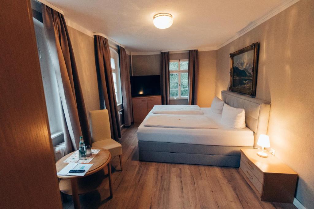 Postel nebo postele na pokoji v ubytování Gasthof Hotel zur Post