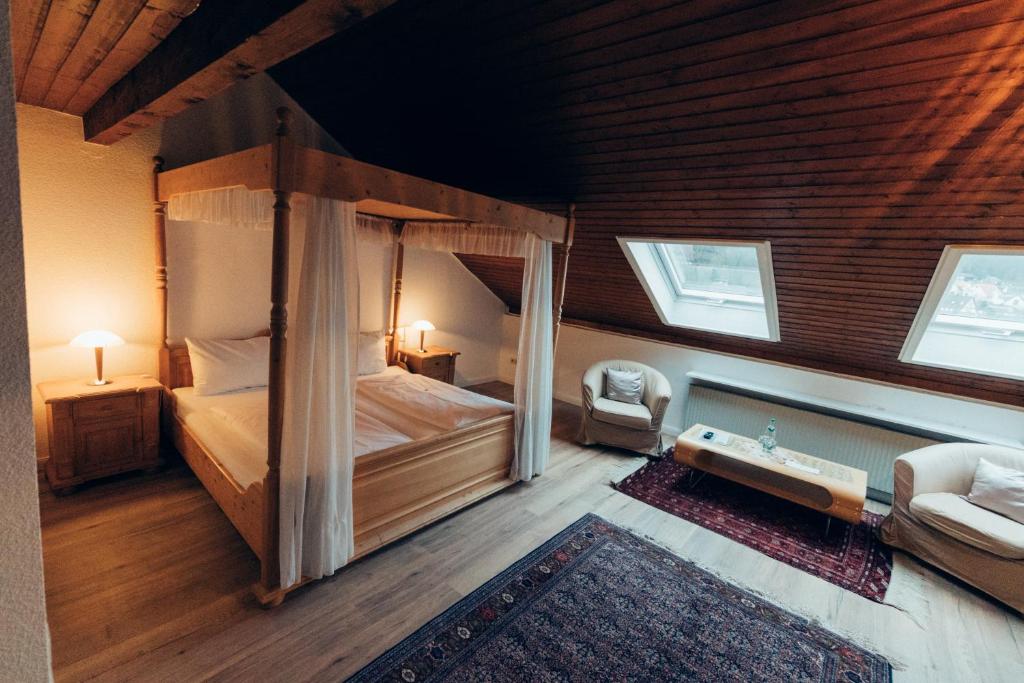 Postel nebo postele na pokoji v ubytování Gasthof Hotel zur Post