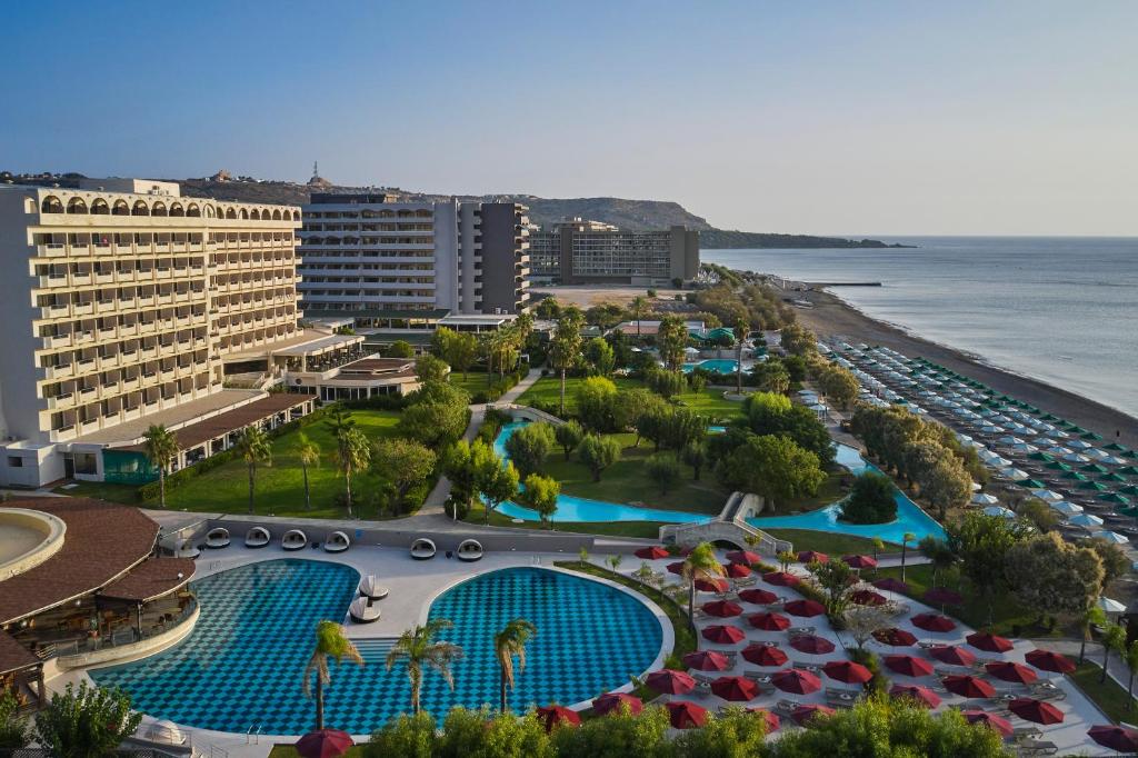 uma vista aérea de um resort com piscinas e uma praia em Esperos Palace Resort em Faliraki