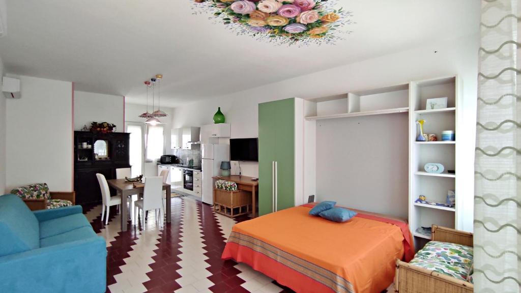 1 Schlafzimmer mit einem Bett und einem Esszimmer in der Unterkunft L' Appoggio - Monolocale Eco-sostenibile A Due Passi Dal Centro Storico in Corsano