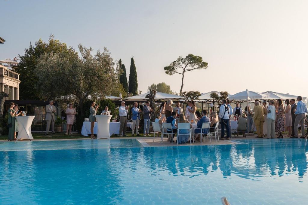 Bazén v ubytování Villa Pioppi Hotel nebo v jeho okolí