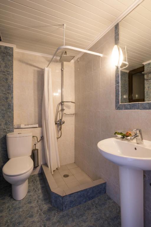 Koupelna v ubytování Atlantis Hotel