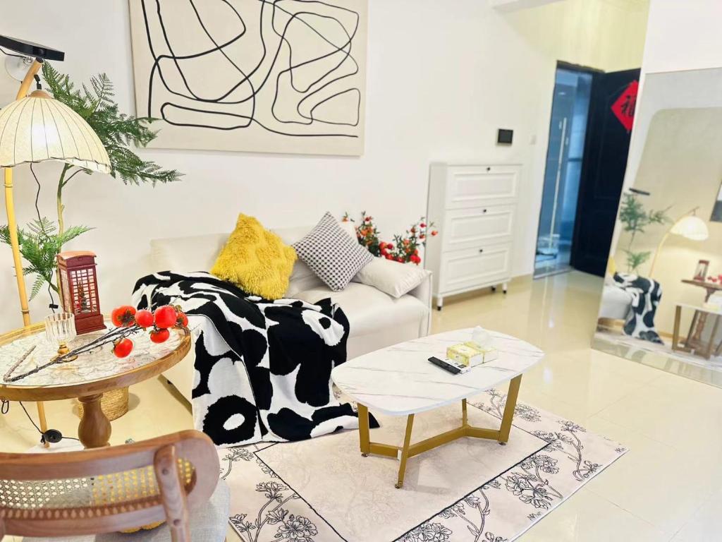uma sala de estar com um sofá e uma mesa em Homeboy享家-轻奢民宿 em Shenzhen