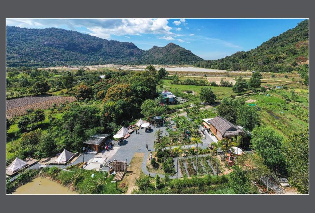 eine Luftansicht eines Dorfes in den Bergen in der Unterkunft An Suối Garden Tri Tôn An Giang 