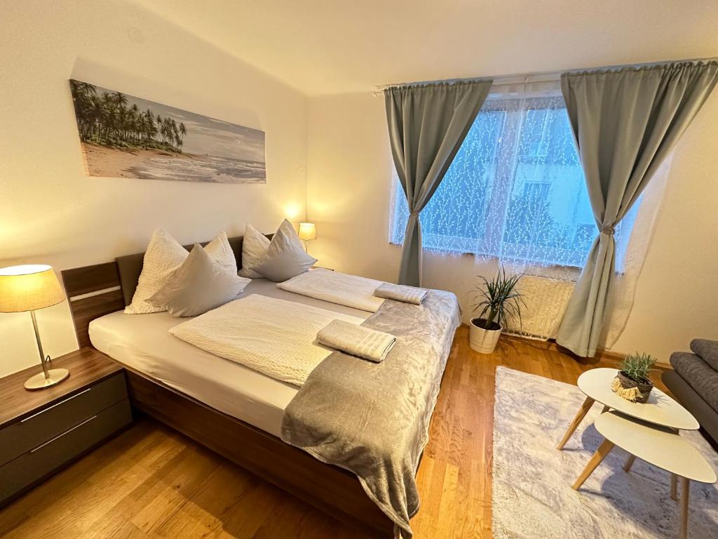 1 dormitorio con cama y ventana grande en Green Paradise with Garden & free Parking, en Salzburgo