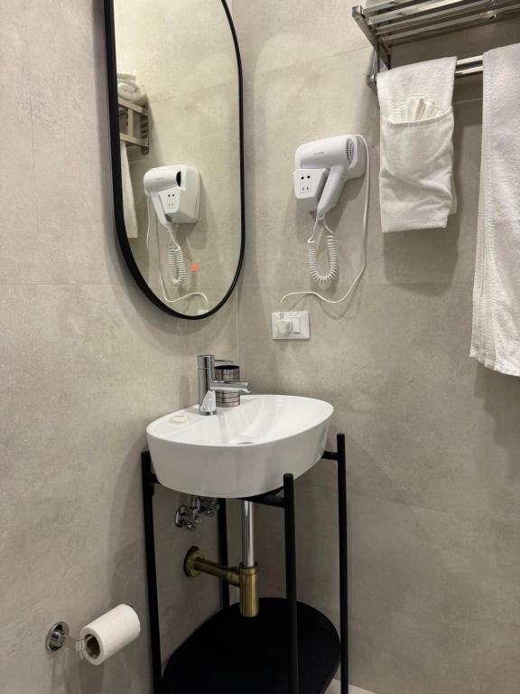 Ένα μπάνιο στο L’Hotel Tirana