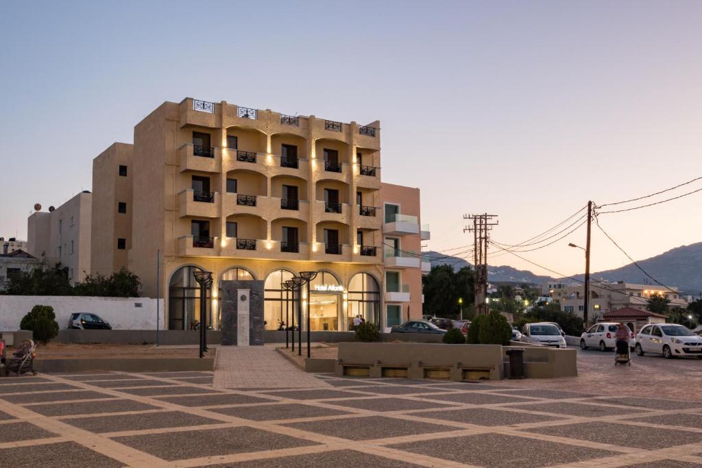 un edificio en medio de un estacionamiento en Atlantis Hotel en Kárpatos