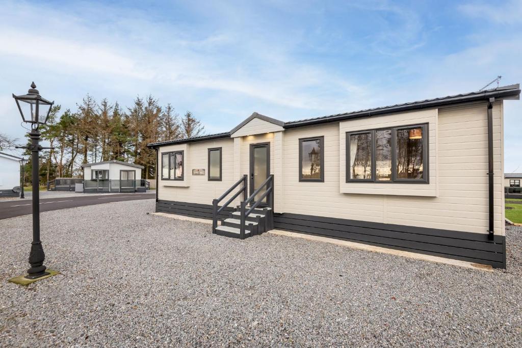 Byggingin sem sumarhúsið er í